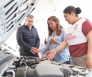 Abren escuela de manejo para mujeres en Ecatepec