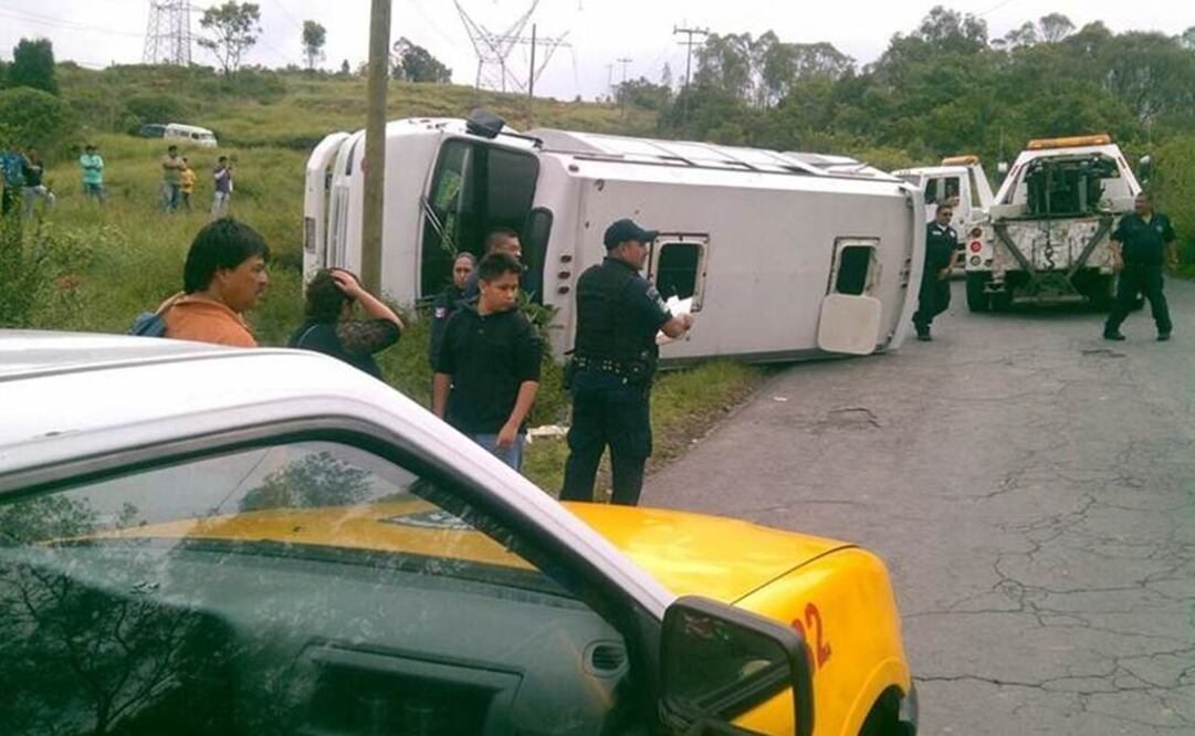 La volcadura de un microbús de pasajeros en el camino a Los Cipreses, dejó 14 personas lesionadas (Foto: Especial)