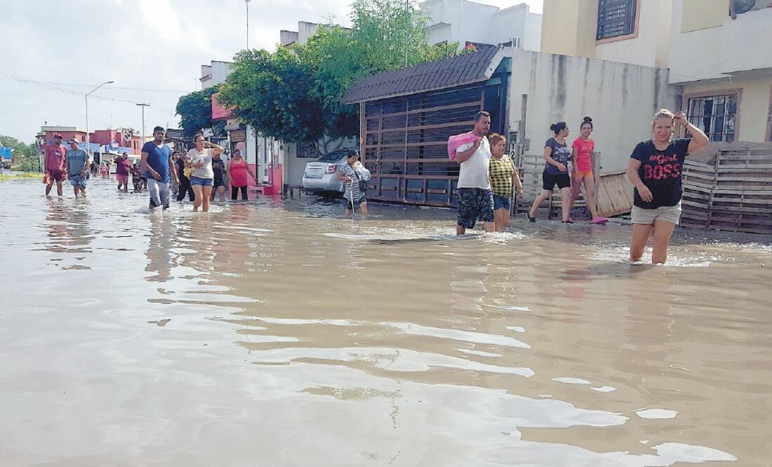 Con el agua hasta las rodillas, habitantes de la colonia Fraccionamiento Paseo de las Flores se dirigen hacia la autopista Reynosa-San Fernando para reclamar el drenaje pluvial prometido por las autoridades. Foto: SANDRA TOVAR. EL UNIVERSAL