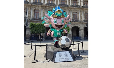 "Ajologol" llega al Zócalo de CDMX; la mascota mundialista atrae la atención de paseantes