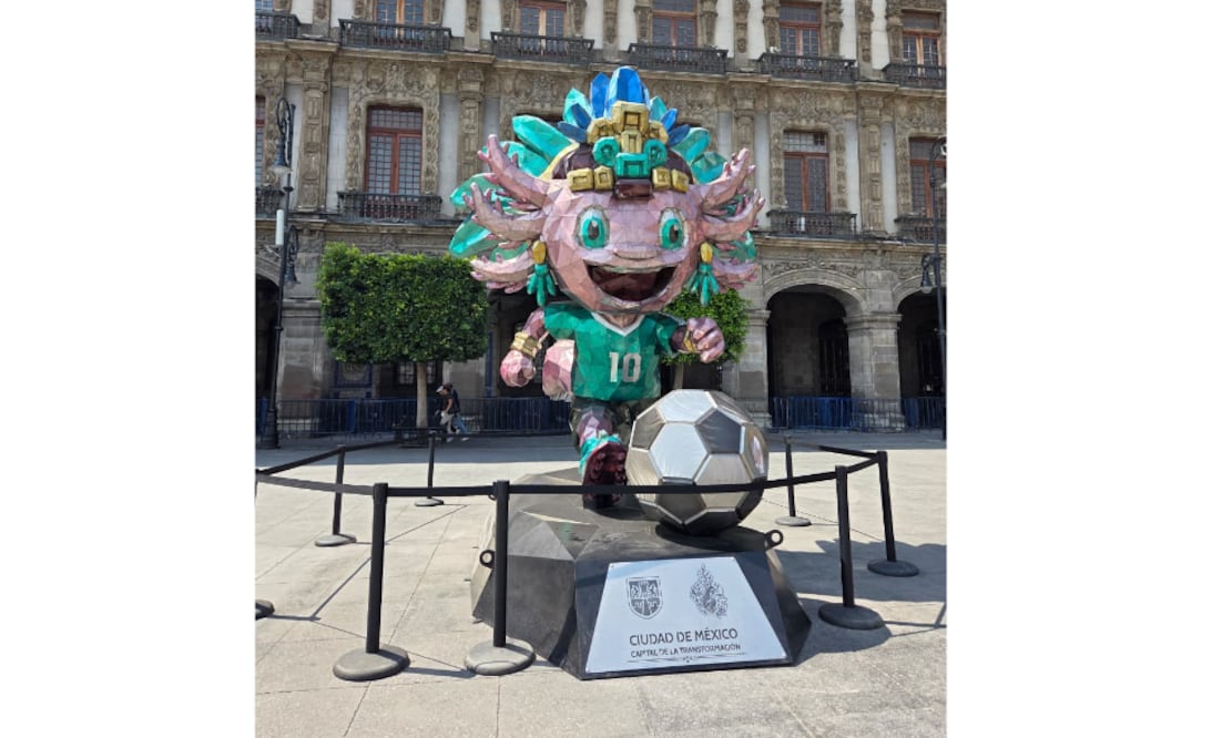"Ajogol" llega al Zócalo de CDMX; la mascota mundialista atrae la atención de paseantes. (Foto: Frida Sánchez/ EL UNIVERSAL)