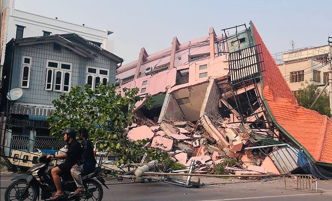 Un terremoto de magnitud 7.7 golpeó este viernes Myanmar, antes Birmania, provocando la caída de edificios y dejando personas atrapadas, el 28 de marzo de 2025. Foto: AFP