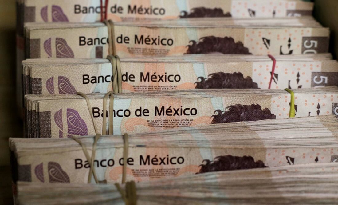 Sandoval added that the government was cutting back on insurances and other expensive luxury benefits while reducing upper-income wages - Photo: José Luis González/Reuters