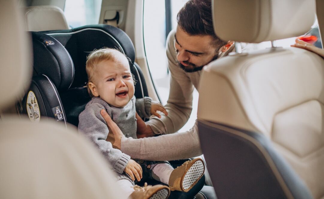 La silla de bebé es fundamental para la seguridad al viajar con menores en auto. Foto: Freepik