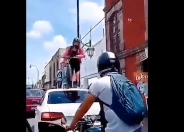 Ciclista pasa por encima de automóvil que obstruía ciclovía en Querétaro