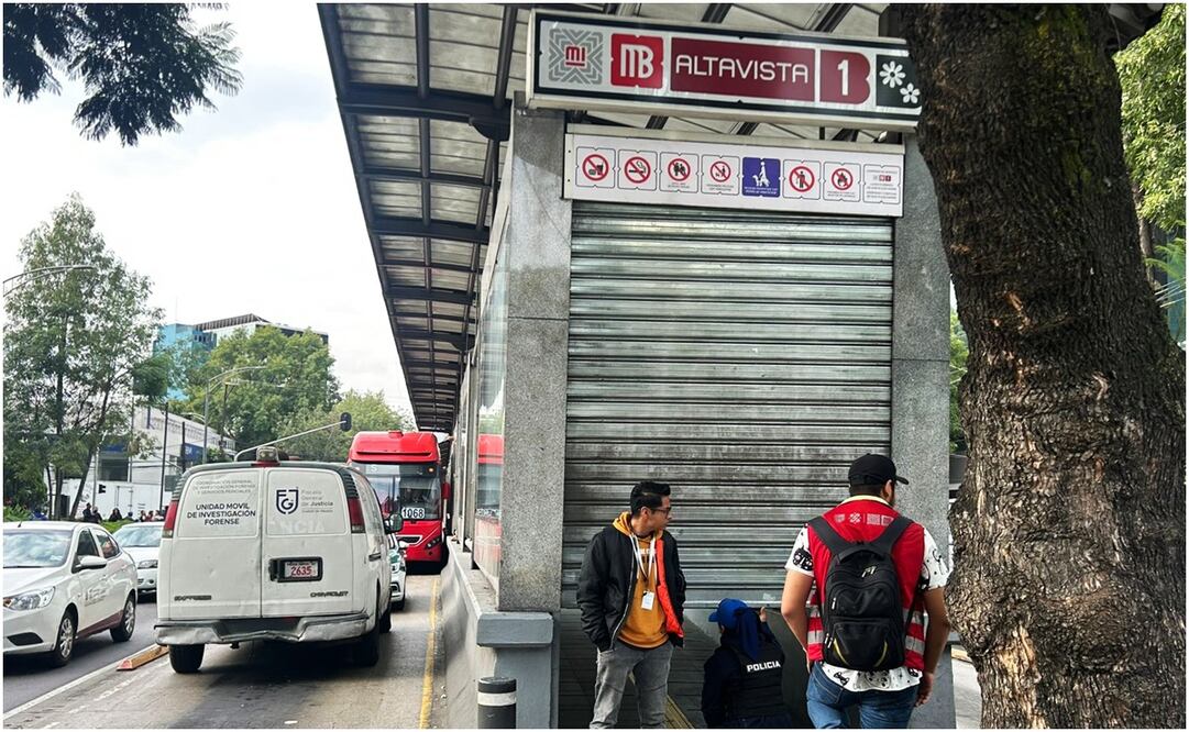 Una persona pierde la vida al interior de la unidad 1068 del Metrobús línea 1, al llegar a la estación Altavista donde intentaron reanimarlo paramédicos, diagnosticando sin signos vitales a consecuencia de un infarto. El servicio se encuentra suspendido. Foto: Iván montaño / EL UNIVERSAL