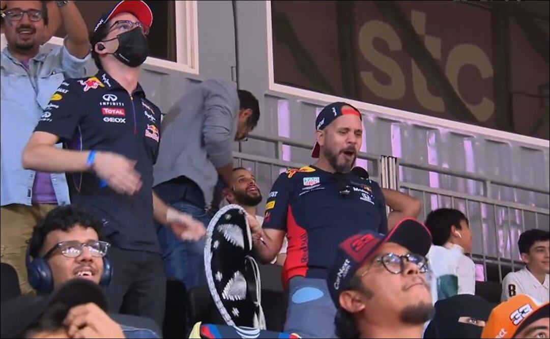 LOS AFICIONADOS MEXICANO FESTEJARON CON EUFORIA LA POLE POSITION DE CHECO PÉREZ - FOTO: ESPECIAL