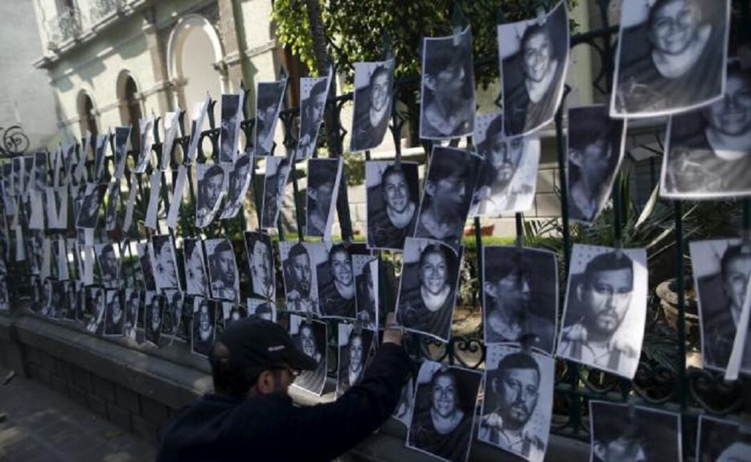 A man hangs images of murdered journalists during a demonstration against the murder of a journalist Anabel Flores outside the Government of Veracruz building in Mexico City on February 11, 2016. (Photo: Reuters)