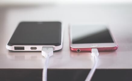 Por qué no debes cargar tu celular en lugares públicos