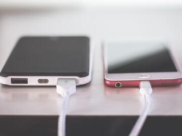 Por qué no debes cargar tu celular en lugares públicos