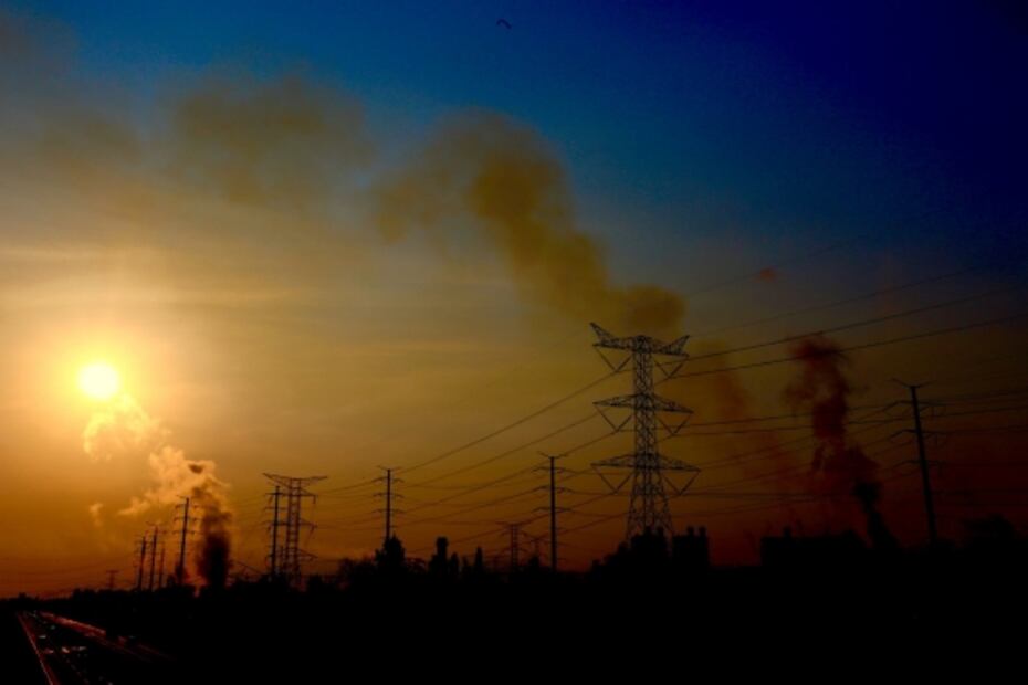 Uno no usa cubrebocas y otro quiere ponérselo a los reporteros