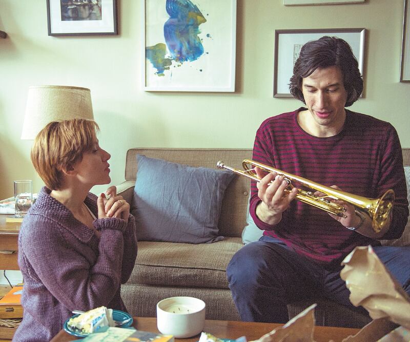 Scarlett Johansson interpreta a una actriz que decide divorciarse de un director de teatro (Adam Driver). 