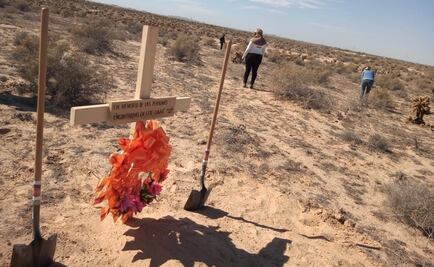 Buscadoras de Sonora colocan ofrenda en el desierto de Puerto Peñasco