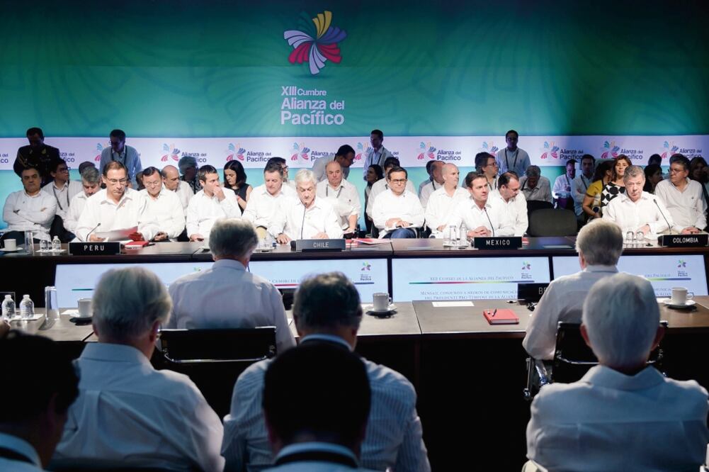 El próximo secretario de Relaciones Exteriores, Marcelo Ebrard, y el canciller chileno, Roberto Ampuero, se reunieron ayer durante la cumbre (FOTO TOMADA DE TWITTER)
