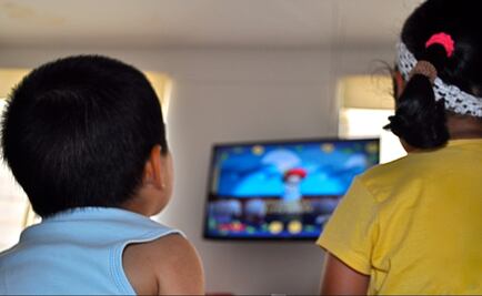 Ver la televisión demasiado cerca no es dañino para los ojos