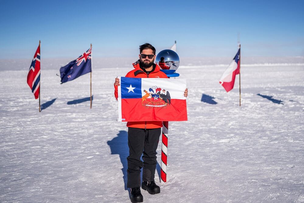 El presidente de Chile, Gabriel Boric, posando para una fotografía durante su visita al Polo Sur el 3 de enero de 2025. Foto: AFP