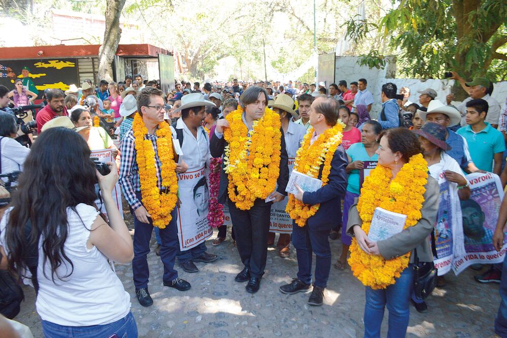 Integrantes del GIEI presentaron su segundo informe en instalaciones de la Escuela Normal Rural Raúl Isidro Burgos de Ayotzinapa, ahí se despidieron de los padres, (DASSAEV TÉLLEZ ADAME. EL UNIVERSAL)