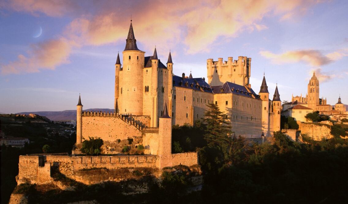Los castillos son construcciones fortificadas, situadas en un lugar estratégico, rodeadas por murallas, con fosos y torres, como el de Alcázar en España. (Foto: Istock)
