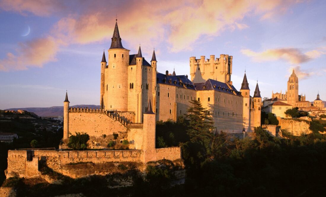 Los castillos son construcciones fortificadas, situadas en un lugar estratégico, rodeadas por murallas, con fosos y torres, como el de Alcázar en España. (Foto: Istock)