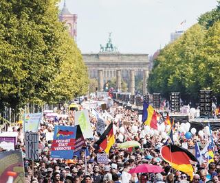 Miles marchan en Europa contra medidas anticovid