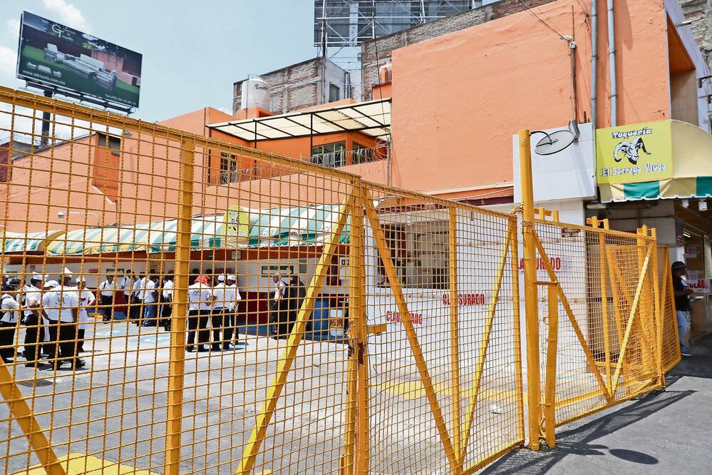 Trabajadores se quedaron varios minutos fuera del establecimiento sin saber bien lo que pasaría con su fuente de empleo. (Foto:JUAN CARLOS REYES. EL UNIVERSAL)