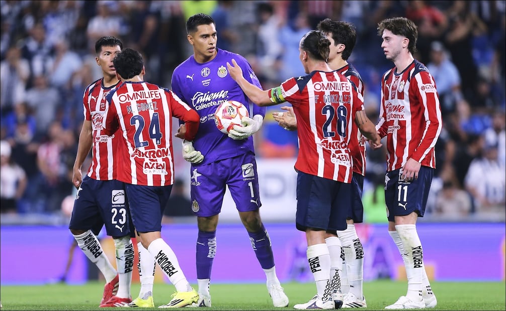 Tala Rangel es felicitado por sus compañeros tras detener el penalti que dio el triunfo a las Chivas. FOTO: Imago