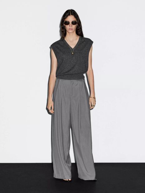 Elegancia atemporal. Las pinzas regresan con un toque moderno para looks formales o casuales. Foto: Massimo Dutti