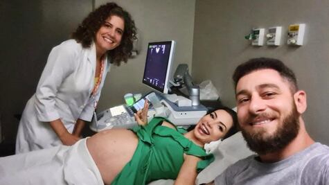 La extraordinaria operación con la que unos médicos quemaron el tumor de un bebé en el útero para salvarle la vida