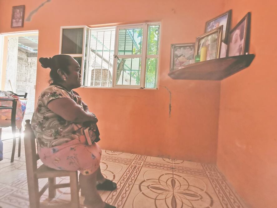 Rogelia afirma que para ser rezadora y dar paz a los difuntos hay que tener valor, pues no cualquiera tiene “el alma fuerte”. A veces reza tanto que termina el día con las cuerdas vocales inflamadas. FOTOS: ROSELIA CHACA. EL UNIVERSAL