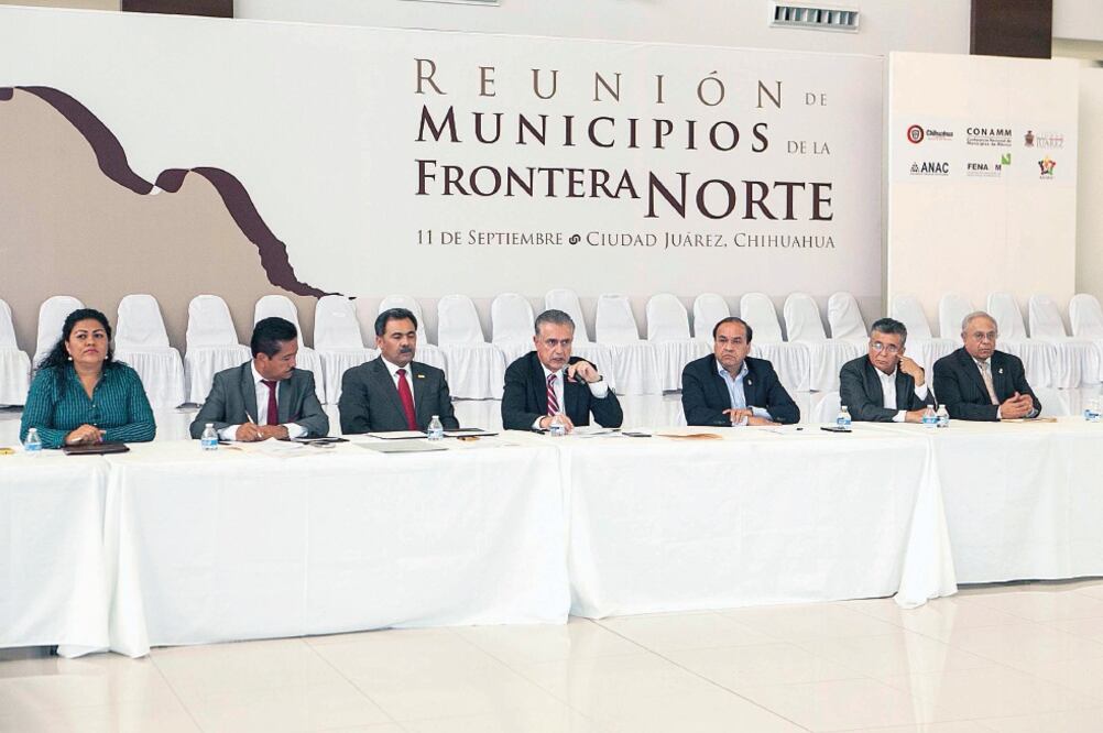 Enrique Serrano (al centro), alcalde de Ciudad Juárez, leyó la carta firmada por 70 homólogos; a sus costados: Jorge Morales, presidente de la Federación Nacional de Municipios de México, y Sergio Arredondo, de Ciudad Madero (ESPECIAL)