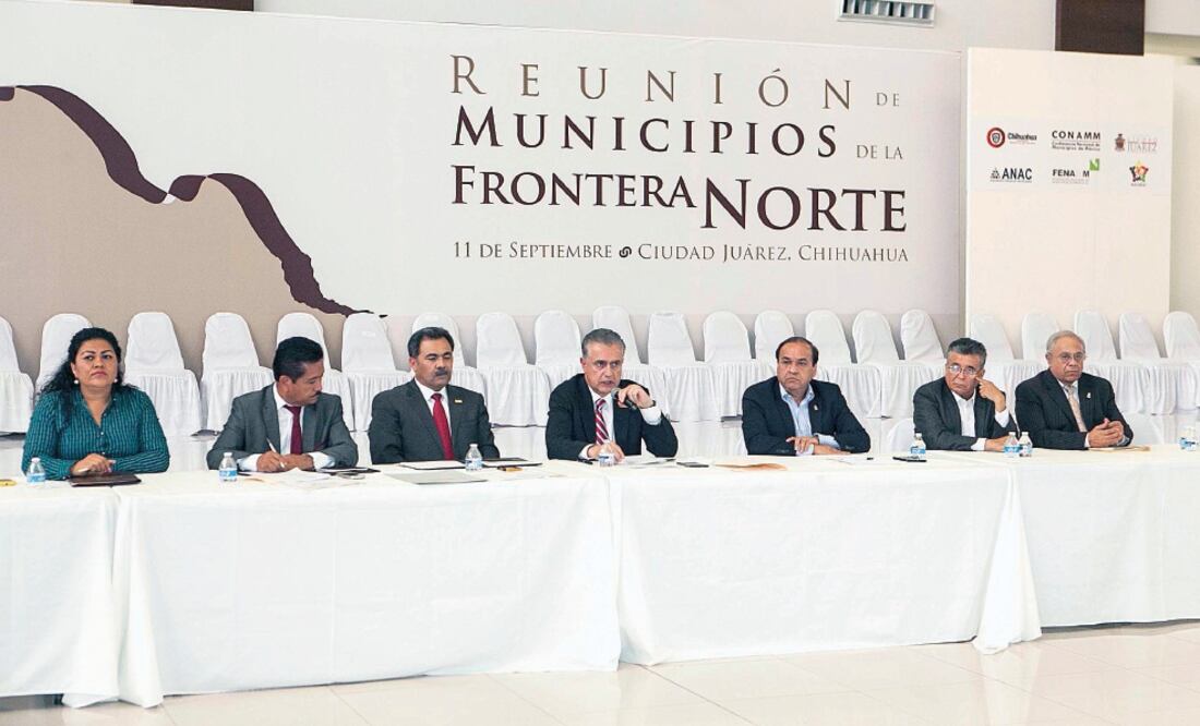 Enrique Serrano (al centro), alcalde de Ciudad Juárez, leyó la carta firmada por 70 homólogos; a sus costados: Jorge Morales, presidente de la Federación Nacional de Municipios de México, y Sergio Arredondo, de Ciudad Madero (ESPECIAL)