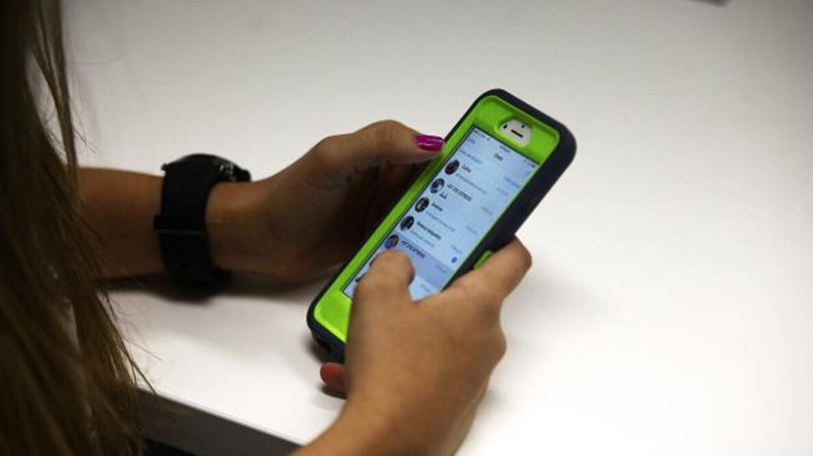 Una mujer recibe mensajes. Juan Bautista Díaz / Archivo EL TIEMPO