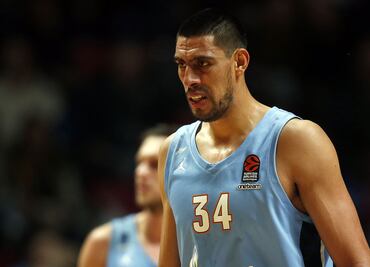 Gustavo Ayón sufre lesión y estará fuera por tiempo indefinido