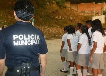 Policía estatal, federal y militares patrullan escuelas en Cuernavaca