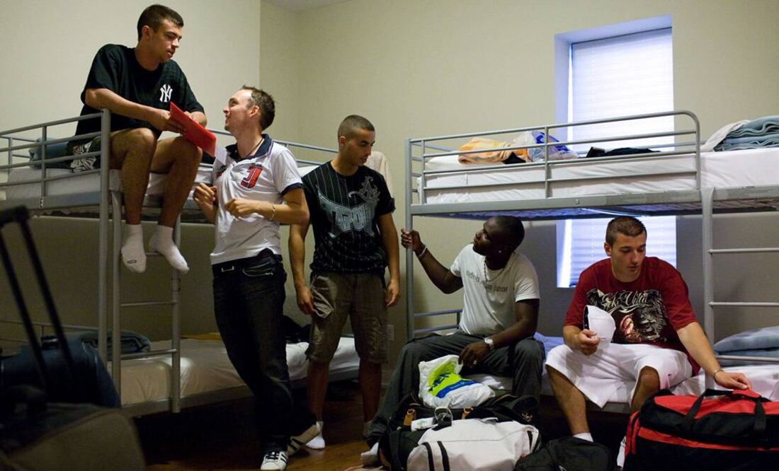 El reto de dormir entre los enfiestados compañeros de cuarto. (Foto: Ap/ Yarina Manolova )