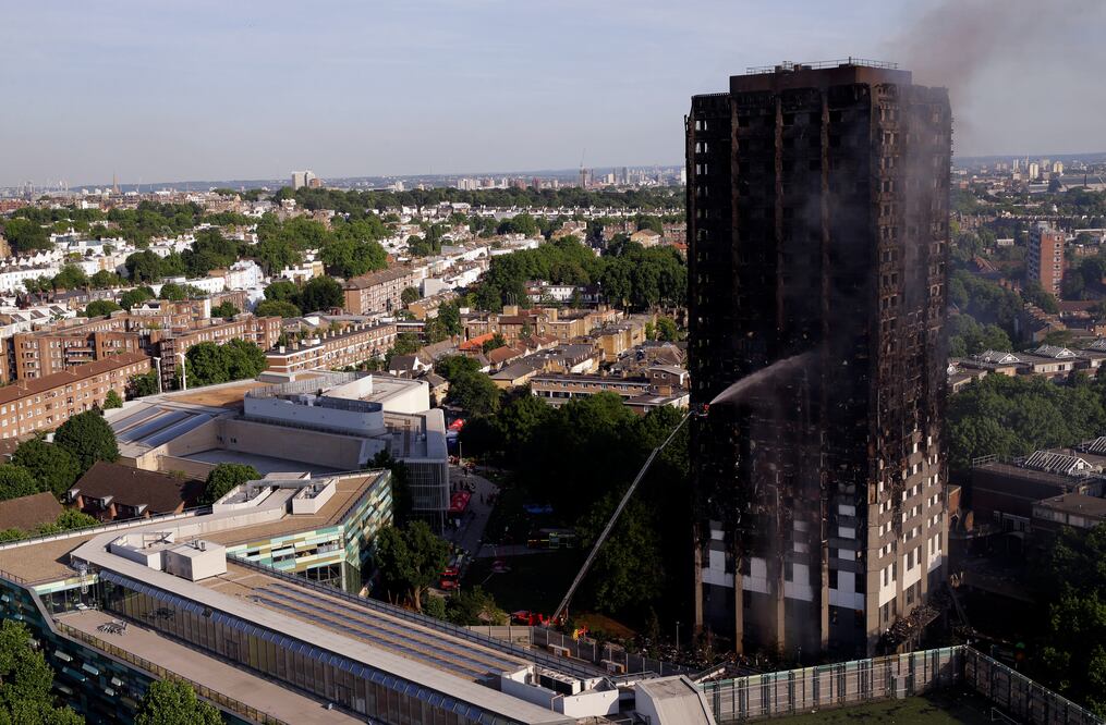 Bomberos trabajan apagando el incendio en un edificio de apartamentos en Londres. (AP)