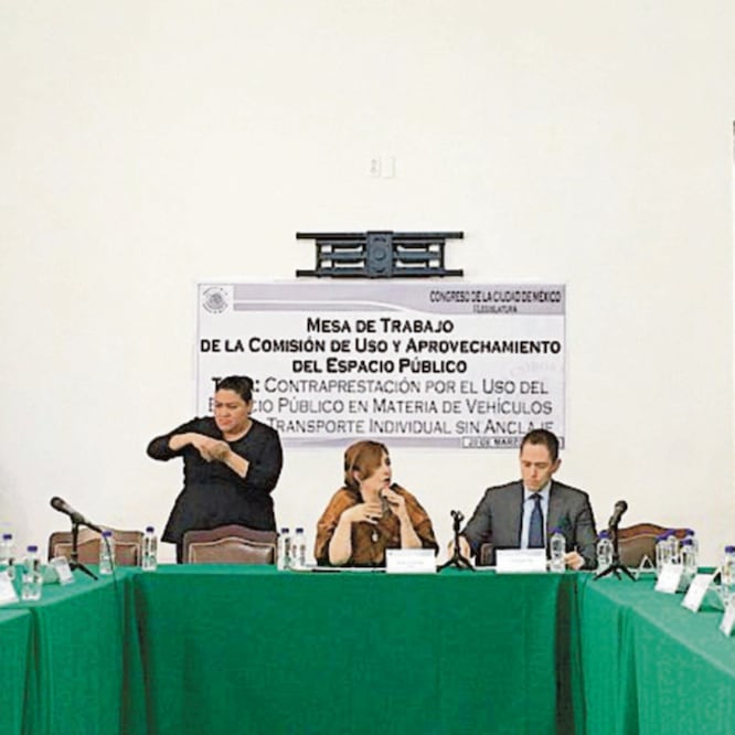 Representantes de las compañías de préstamo de bicis y scooters sin anclaje se reunieron ayer con diputados locales, a quienes expresaron su preocupación por la regulación del servicio que brindan en la Ciudad de México. ESPECIAL