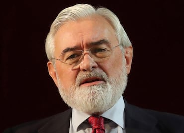 Darío Villanueva: "la RAE tiene un déficit histórico en la presencia de mujeres"