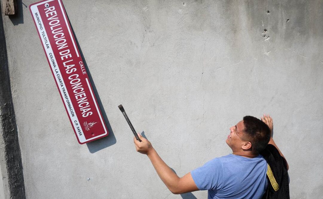 Vecinos de la recién nombrada colonia "Cuarta Transformación" retiran letreros de calles en protesta en Tultitlán (08/01/2025). Foto: Luis Camacho / EL UNIVERSAL