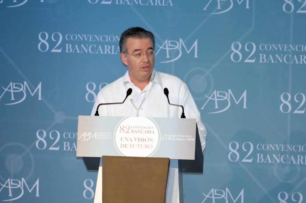 Alejandro Díaz de León, gobernador del Banxico, dijo que se debe trabajar para aprovechar la tecnología en favor de una mayor inclusión financiera. Foto: SALVADOR CISNEROS. EL UNIVERSAL