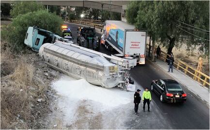Volcadura de tráiler afecta vialidad en Periférico Río de los Remedios; reportan una persona lesionada