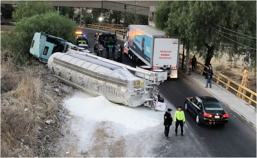 Volcadura de tráiler en Periférico. Foto: @luismiguelbaraa