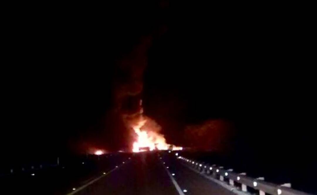 Reportan 2 muertos por explosión de pipa en autopista Siglo 21