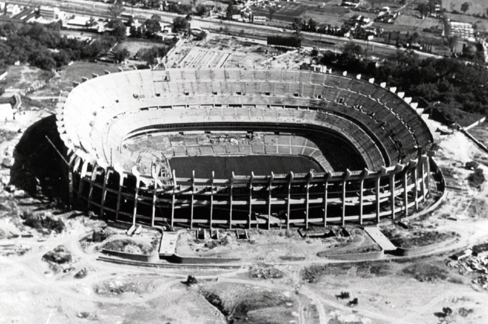 El Estadio Azteca, visto desde las alturas en enero de 1965. Para ese entonces la gradería estaba casi terminada y apenas iban a dar inicio las obras de pavimentación en los alrededores (COLECCIÓN VILLASANA-TORRES)