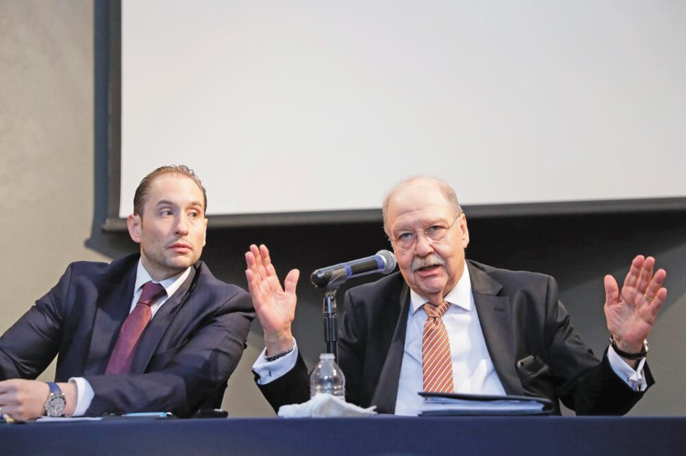 Javier Coello Zuarth y Javier Coello Trejo, abogados de Emilio Lozoya Austin. Coello Trejo consideró que entre los responsables de que la planta de Agronitrogenados dejara de funcionar está el extitular de Hacienda, Luis Videgaray. Foto: IVÁN STEPHENS