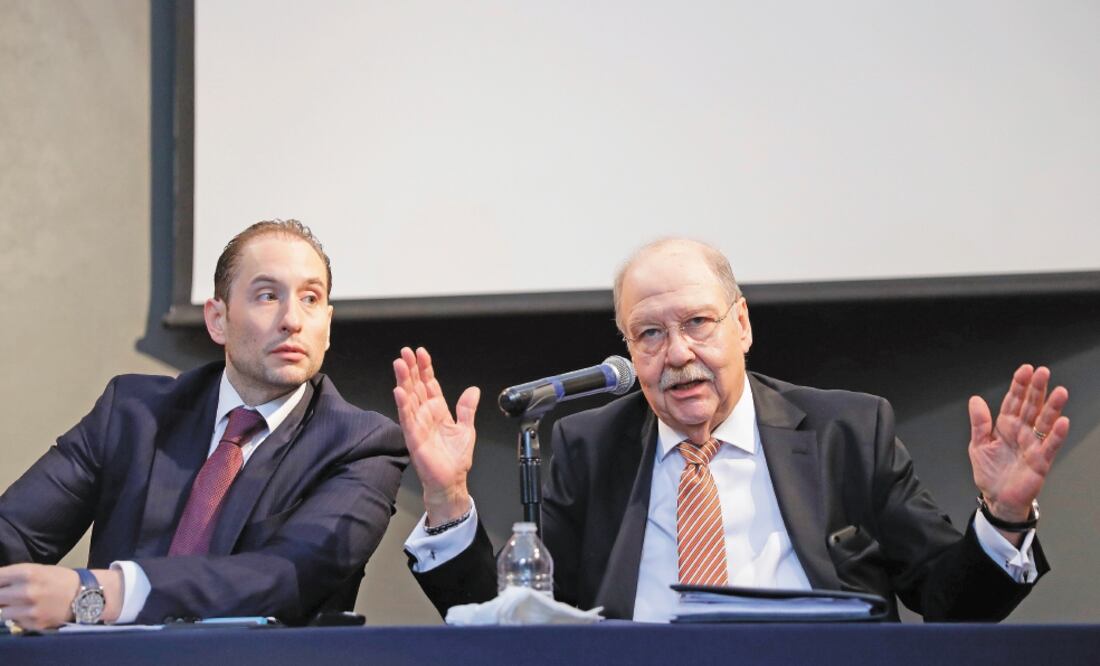 Javier Coello Zuarth y Javier Coello Trejo, abogados de Emilio Lozoya Austin. Coello Trejo consideró que entre los responsables de que la planta de Agronitrogenados dejara de funcionar está el extitular de Hacienda, Luis Videgaray. Foto: IVÁN STEPHENS