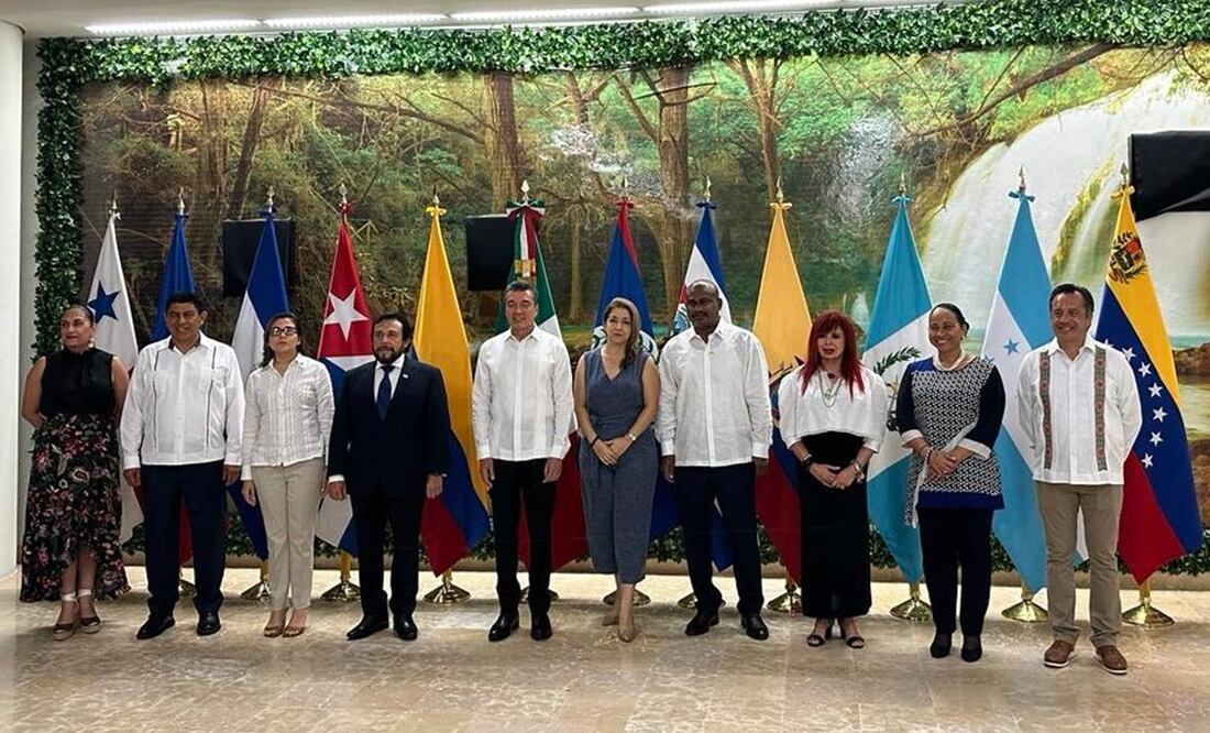 Gobernadores de estados del Sur de México acompañando a diplomáticos internacionales para Cumbre sobre migración en Palenque, Chiapas. Foto: Twitter @salomonj