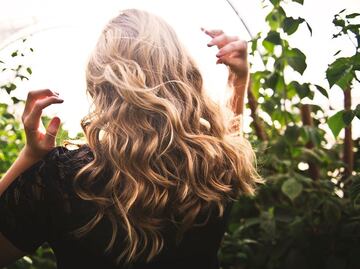 Todos los beneficios de la miel en el cabello