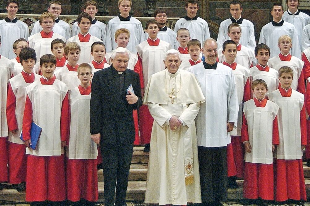 Imagen de 2005 del papa Benedicto XVI con su hermano, Georg Ratzinger (izq.) con los niños del coro de Ratisbona, en la Capilla Sixtina. FOTO: AP