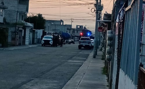 Asesinan a un hombre dentro de un vehículo en Tecámac; agresores escapan en motocicleta